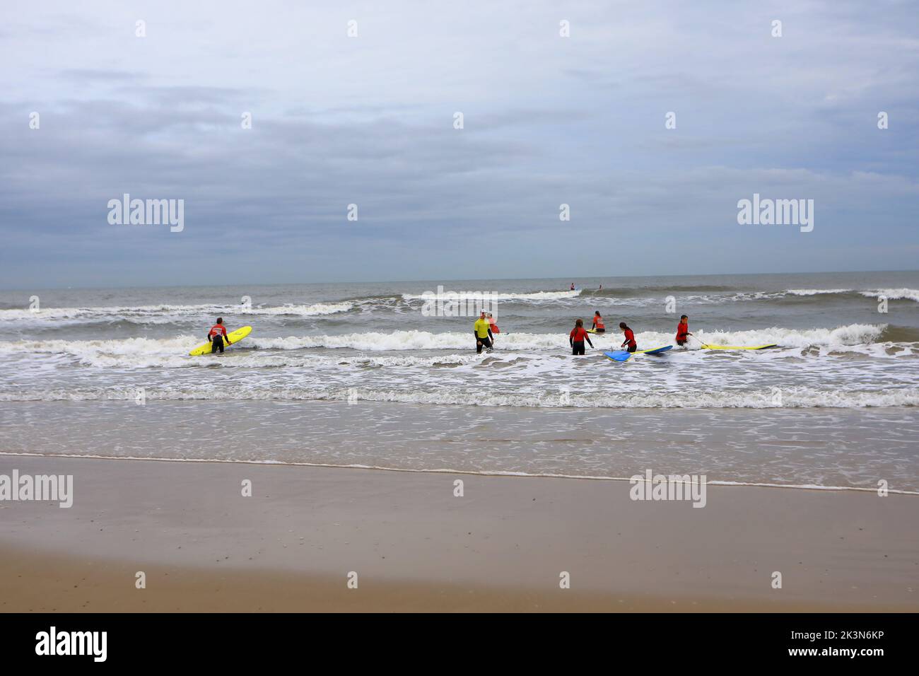 Un gruppo che ha una lezione di surf a Saltburn Foto Stock