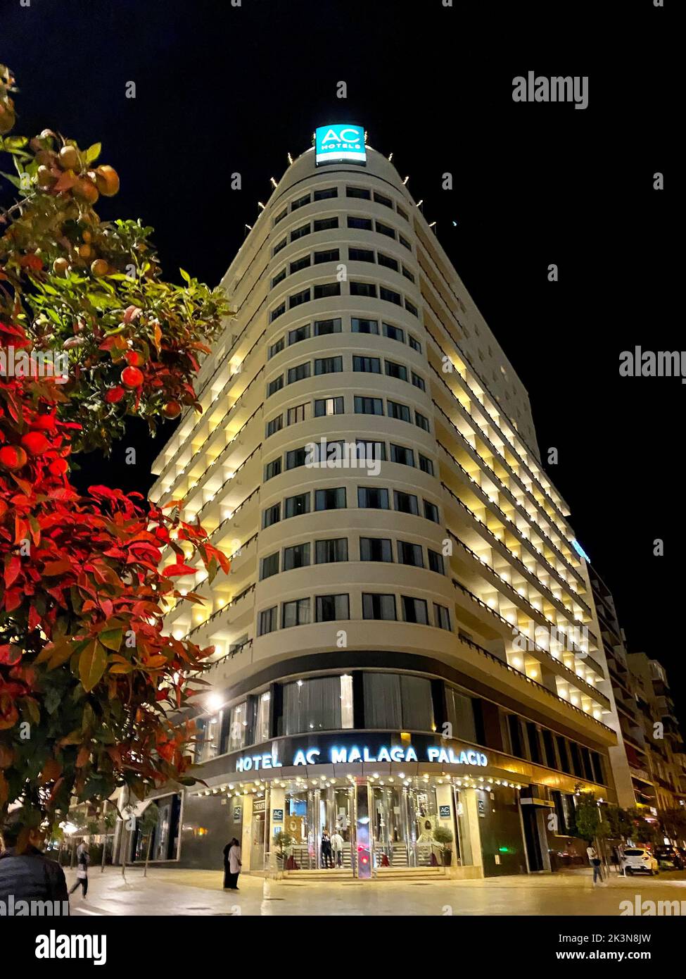 2019.09.12 Malaga, Spagna - AC Hotel Malaga Palacio di notte. Costa del Sol, provincia di Malaga, Andalusia, Spagna. Foto di alta qualità Foto Stock