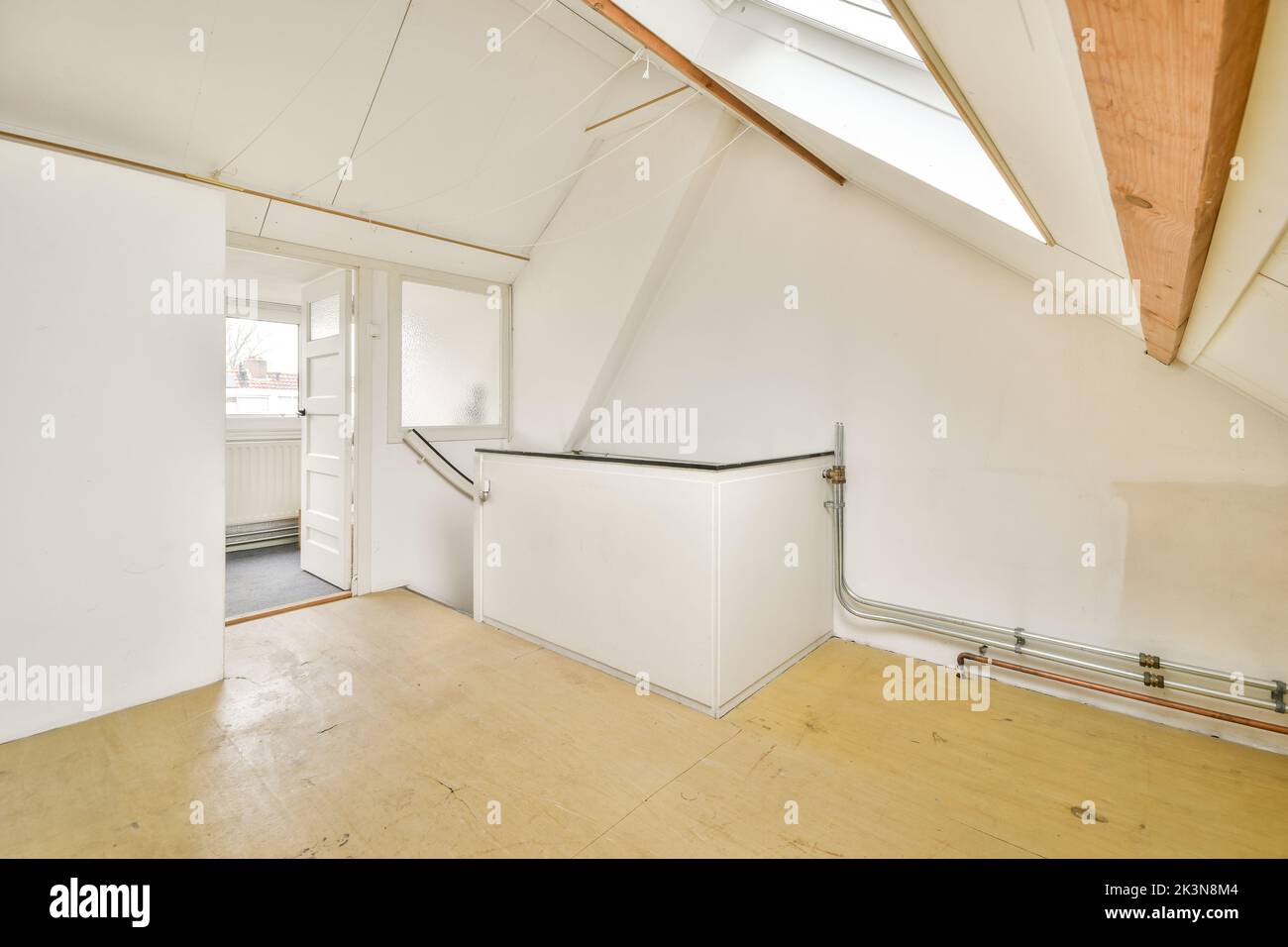 Locale caldaie di un edificio di appartamenti con tubi e dosatori. Una lunga stanza con le comunicazioni di ingegneria nel moderno appartamento Foto Stock