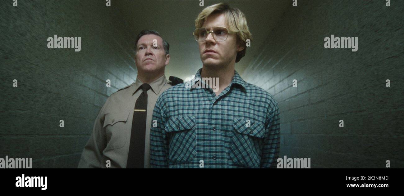 MOSTRO: LA STORIA DI JEFFREY DAHMER, fronte: Evan Peters come Jeffrey