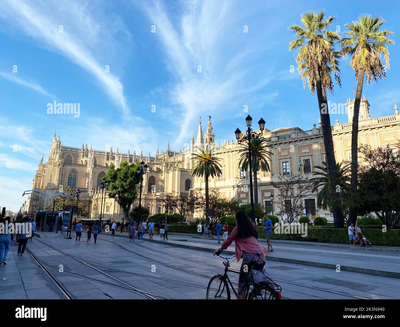 02.10.2021. Siviglia, Spagna. Vista della Cattedrale di Santa Maria da Constitucion Avenue in una giornata di sole. Foto di alta qualità Foto Stock