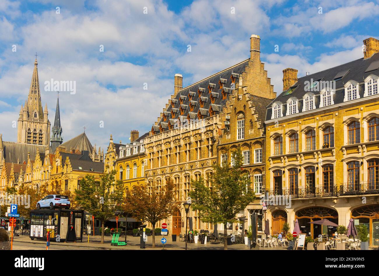 Piazza principale di Ypres e Sala di stoffa con campanile il giorno d'estate Foto Stock