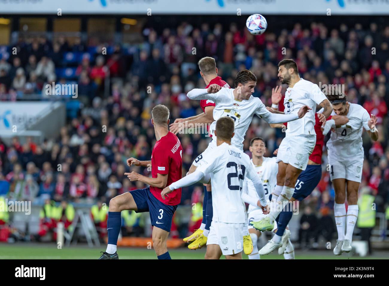 Oslo, Norvegia 27 settembre 2022, Aleksandar Mitrovic di Serbia libera la partita di gruppo 4 della lega delle nazioni UEFA tra Norvegia e Serbiaat lo stadio Ullevaal di Oslo, Norvegia. Credit: Nigel Waldron/Alamy Live News Foto Stock