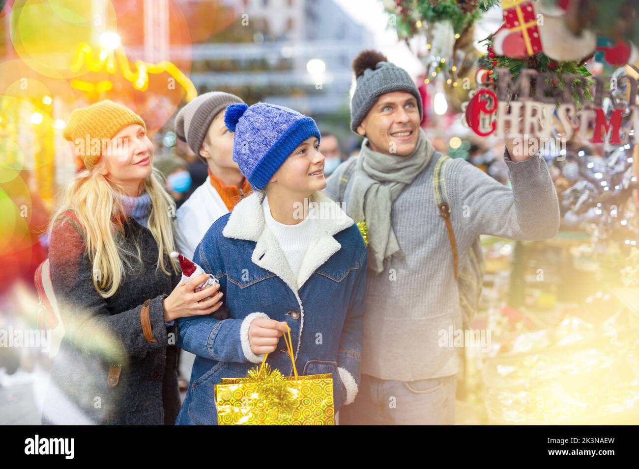 Famiglia con due adolescenti che si divertono sul mercato di Natale Foto Stock