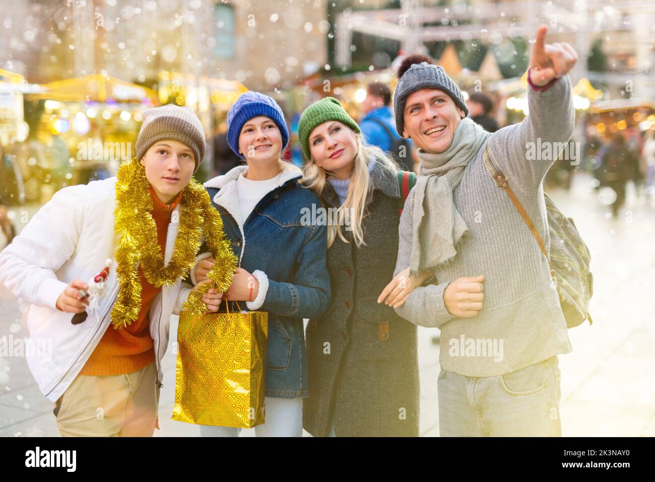 Ritratto di famiglia in visita alla fiera di strada di Natale Foto Stock