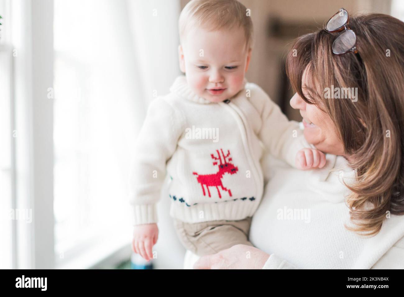 La nonna tiene il nipote di 1-2 anni a natale. Foto Stock
