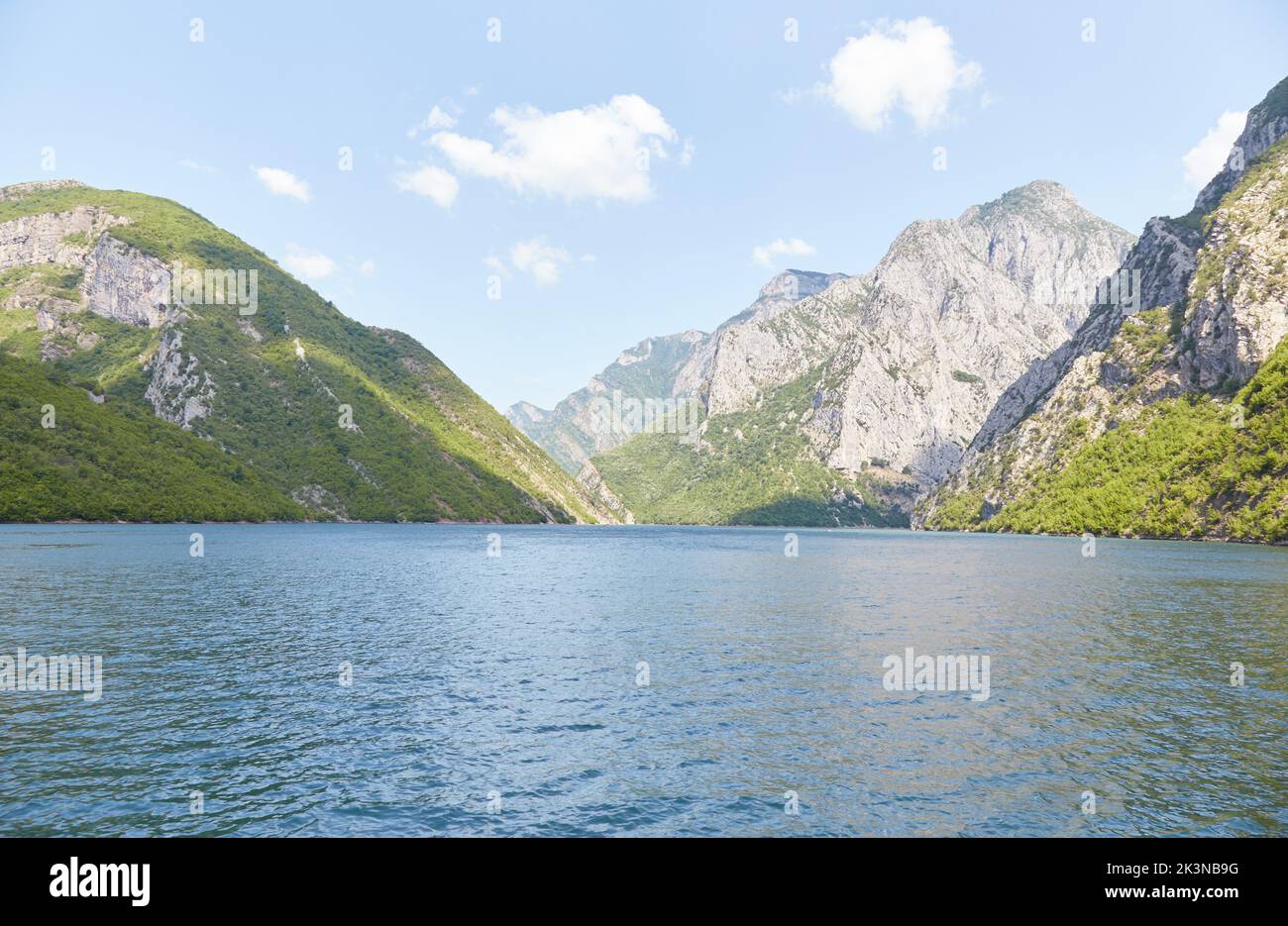 Il traghetto panoramico del lago Komani per Valcone, Albania Foto Stock