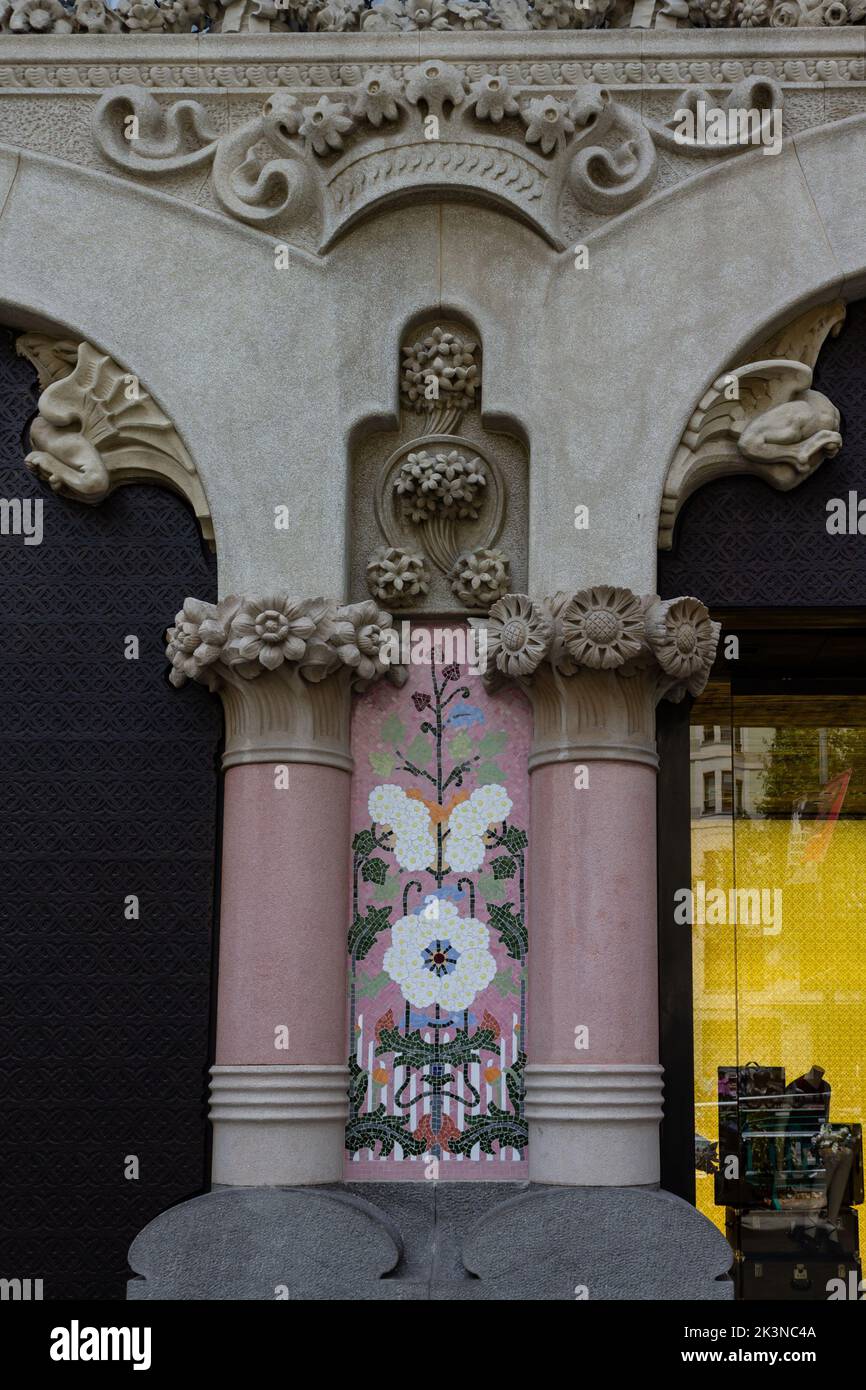 Una verticale delle colonne di Casa Lleo Morera nel viale Passeig de Gracia, Barcellona, Spagna. Foto Stock