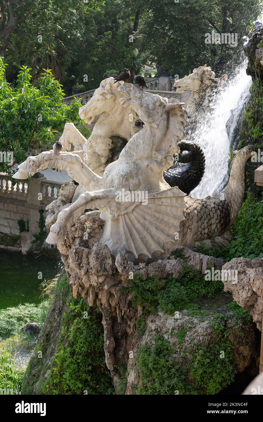 Una verticale di una fontana con statua di sirene a cavallo nel Parco della Ciutadella, Barcellona, Catalogna, Spagna. Foto Stock