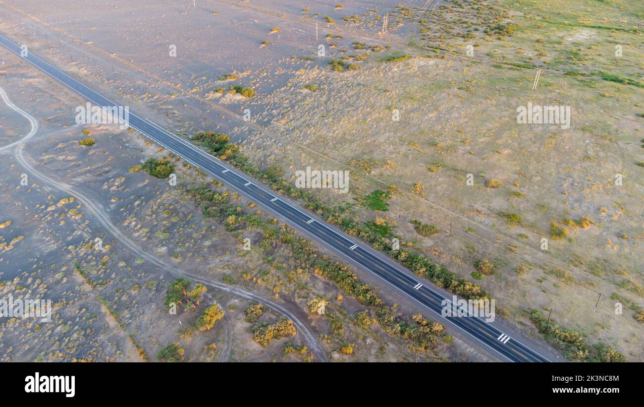 Un'immagine aerea di un'autostrada che attraversa i campi Foto Stock