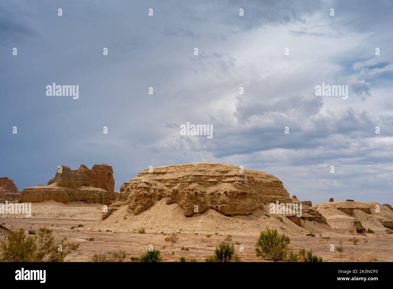 Un paesaggio roccioso e desertico con enormi colline Foto Stock
