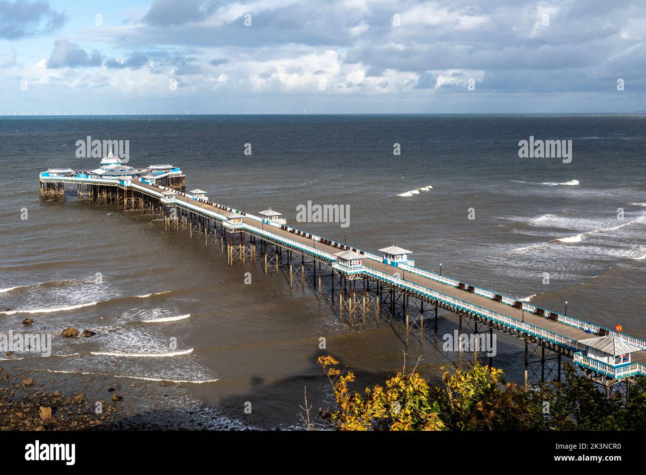 Llandudno Pier chiuso e abbandonato di persone a causa di forti venti, Llandudno, Galles del Nord, Regno Unito. Foto Stock