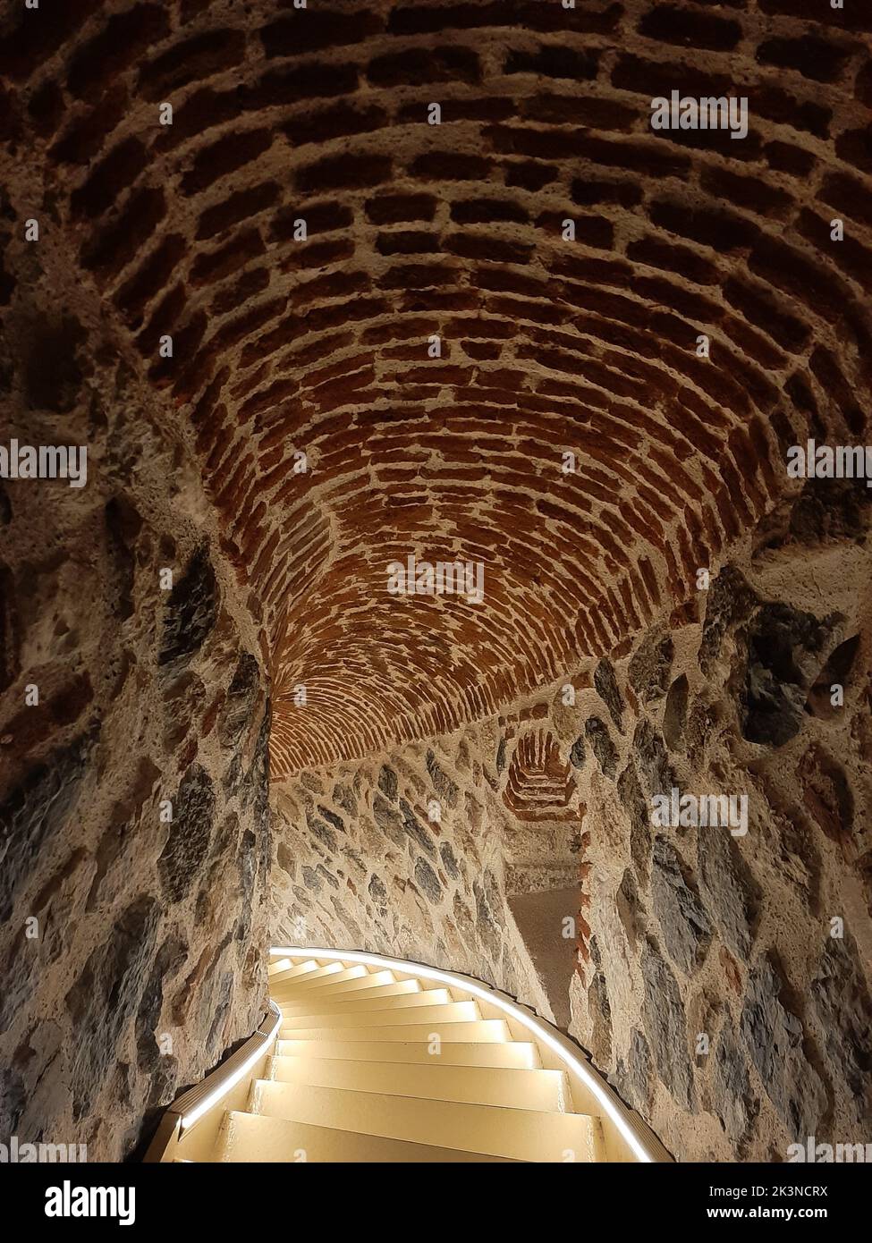 Un'immagine verticale delle scale all'interno della Torre Galata a Istanbul, Turchia Foto Stock