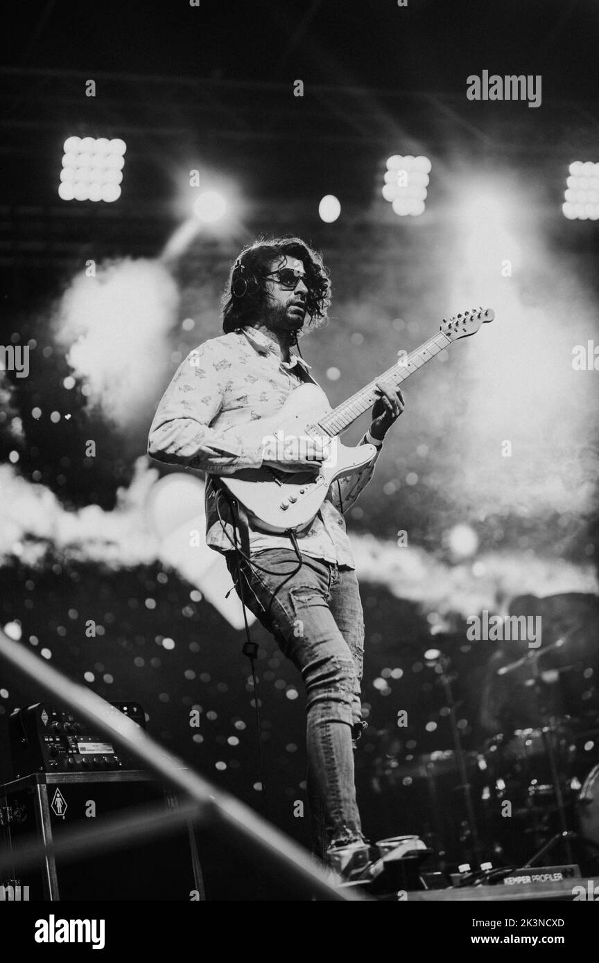 Un colpo in scala di grigi di un chitarrista di una band al festival Rippl Ronai Foto Stock