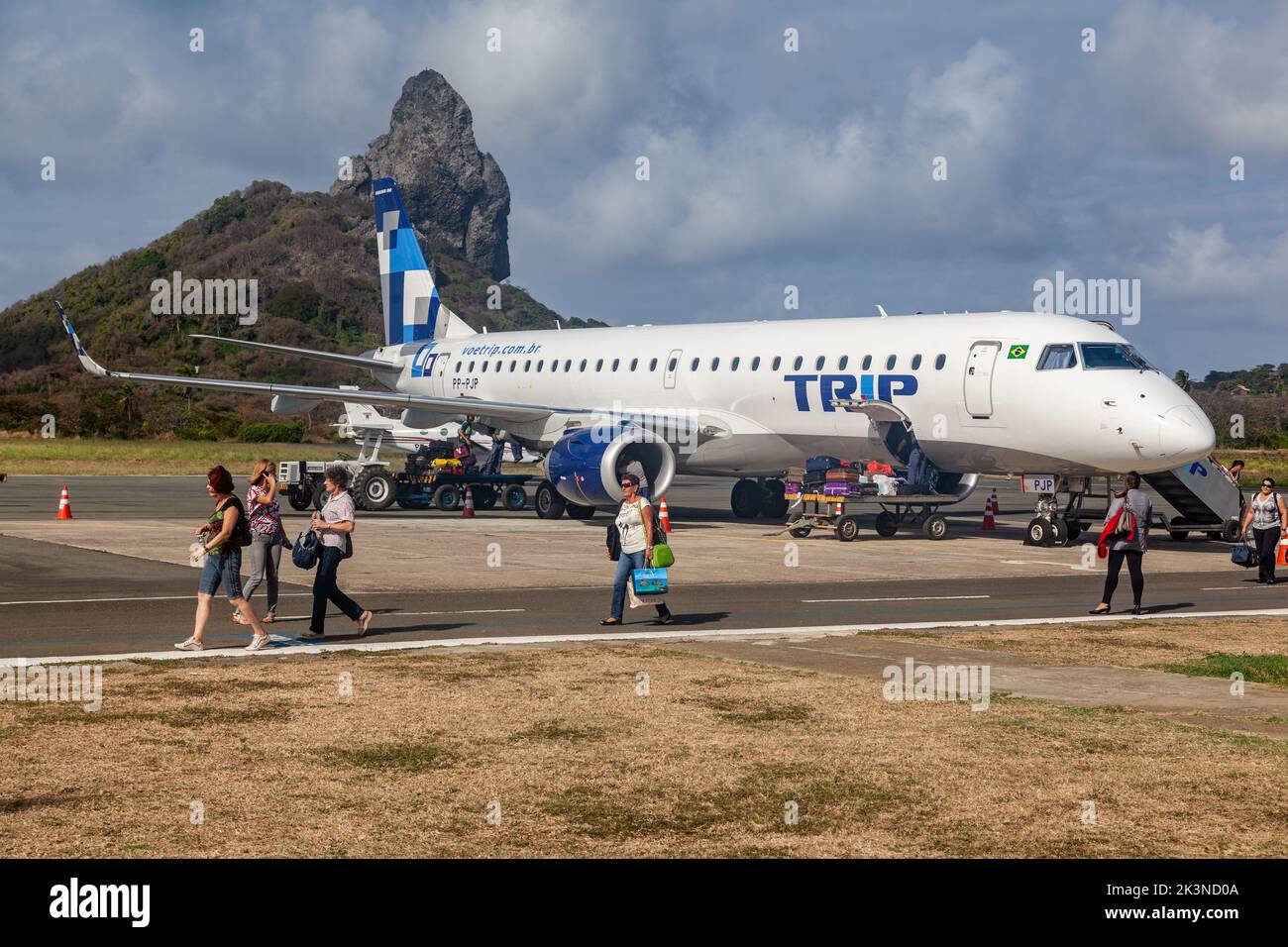 Un aereo e la gente nell'aeroporto di Fernando de Noronha arcipelago, Pernambuco, Brasile Foto Stock
