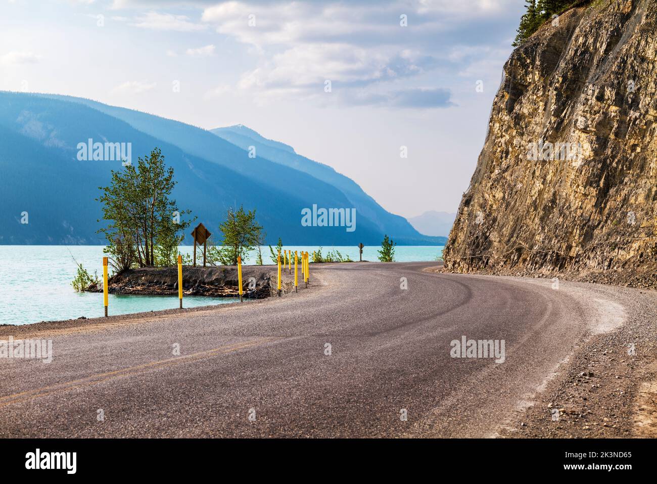 Alaska Highway lungo il lago Muncho, circondato dalle Montagne Rocciose canadesi; British Columbia; Canada Foto Stock