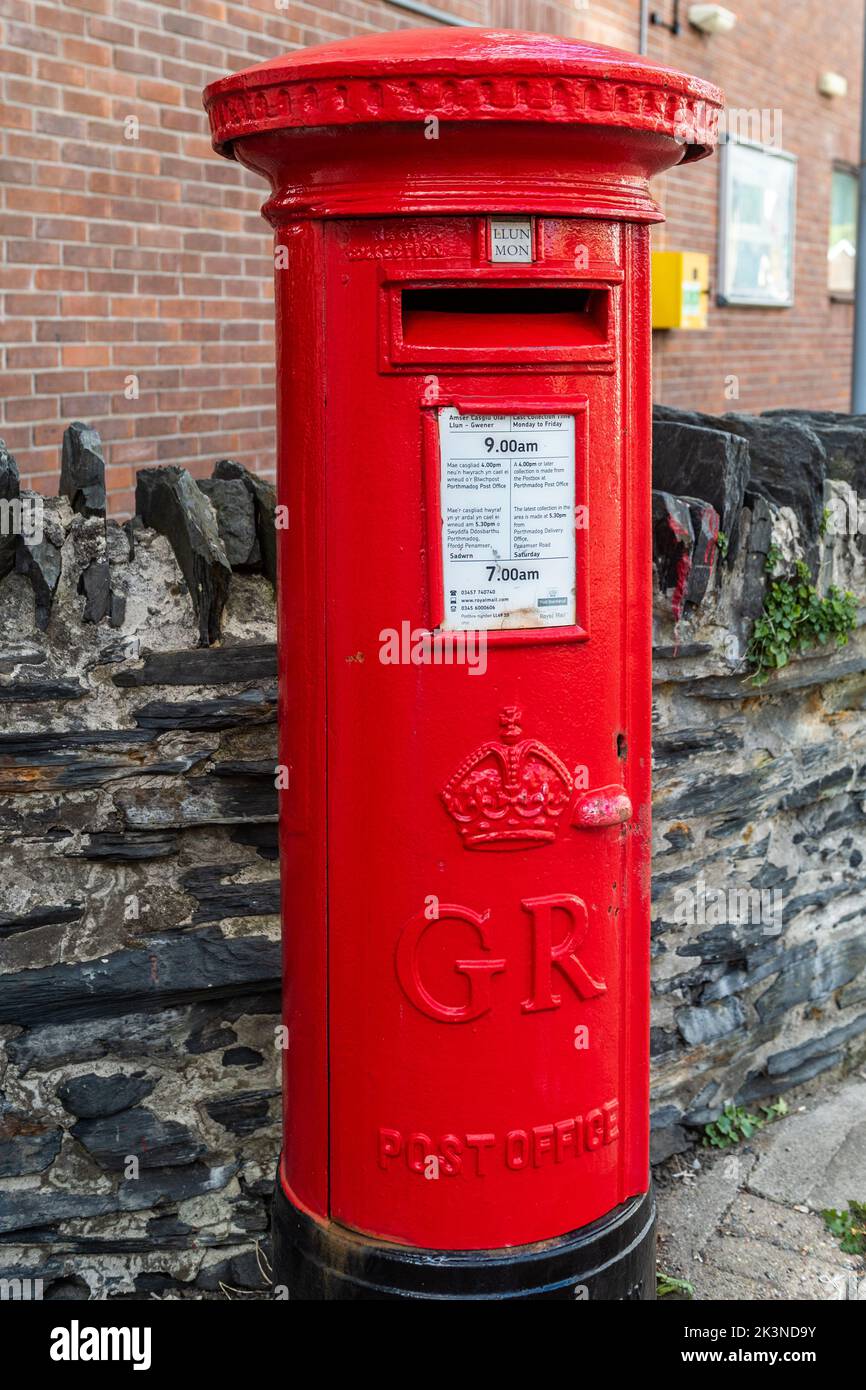 Royal Mail Post Box con le iniziali GR (George Rex) a Porthmadog, Galles del Nord, Regno Unito. Foto Stock