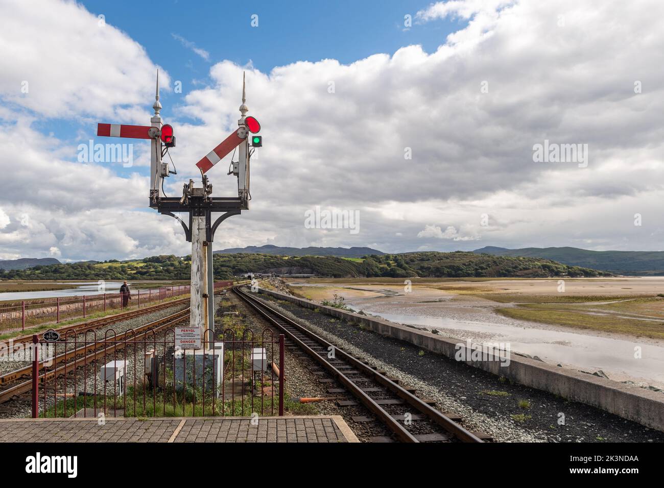 Segnale alla stazione di Porthmadog sulla ferrovia a scartamento ridotto Bleanau Ffestiniog, Galles del Nord, Regno Unito. Foto Stock