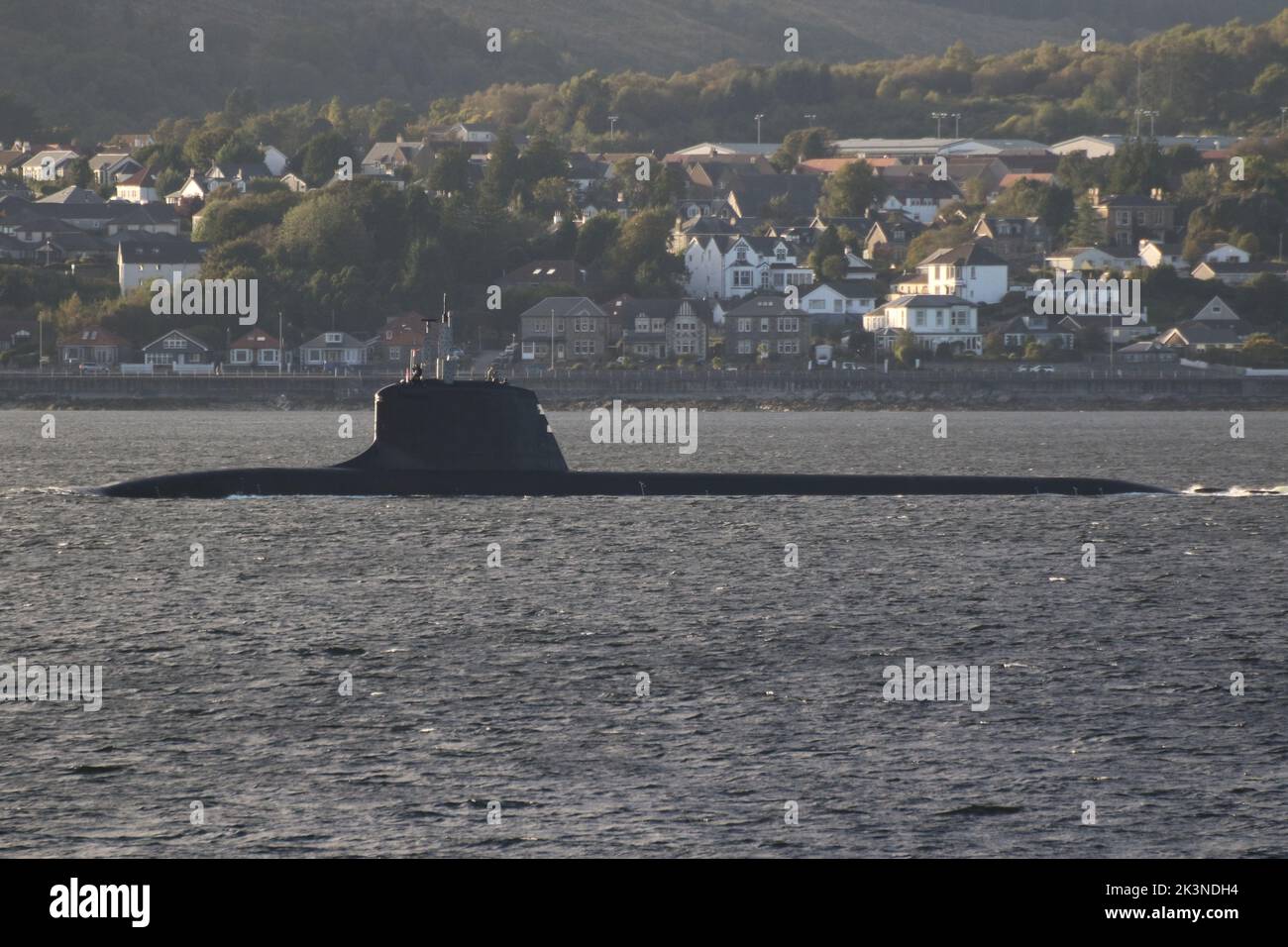 FS Suffren (S635), un sottomarino di attacco nucleare di classe Barracuda (o Suffren) gestito dalla Marina Francese, passando Gourock sul Firth of Clyde poco dopo la partenza dalla base navale di Faslane. Foto Stock