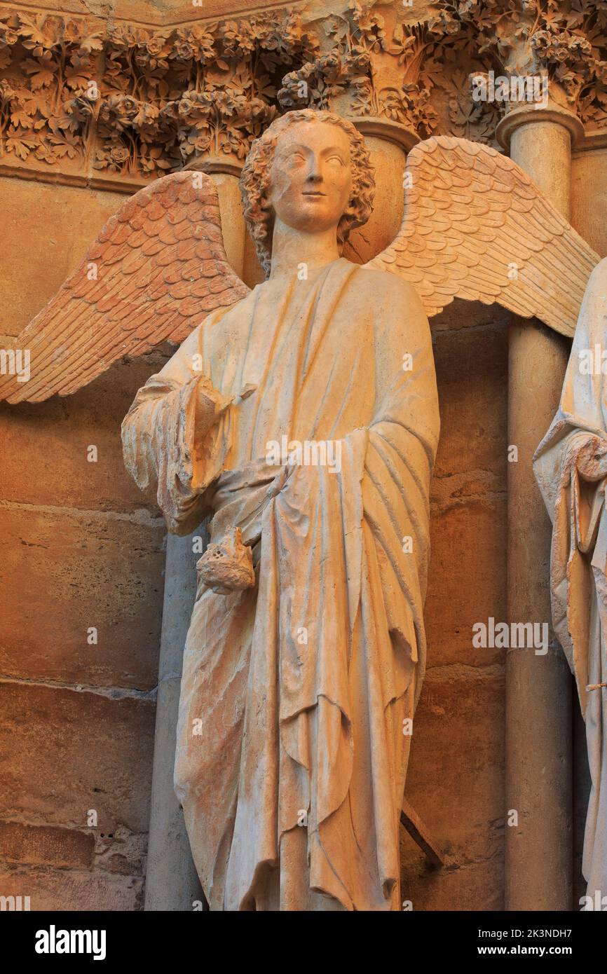 Statua di un angelo, scolpito tra il 1236-1245, sul portale nord della facciata ovest della Cattedrale di Reims (Marne), Francia Foto Stock