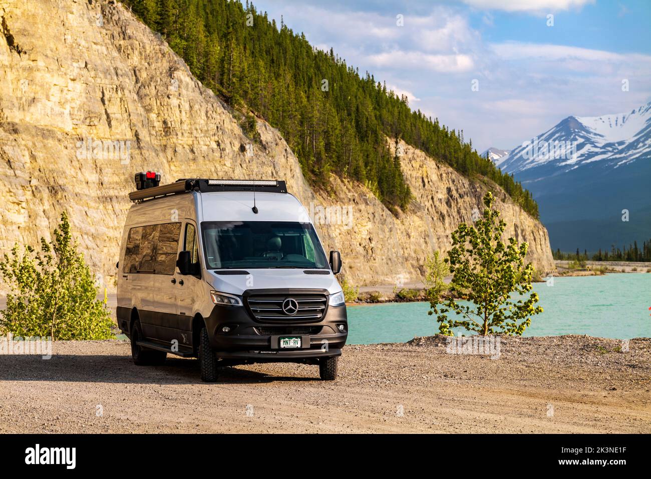 Veicolo ricreativo lungo l'autostrada Alaska e il lago Muncho; circondato dalle Montagne Rocciose canadesi; British Columbia; Canada Foto Stock