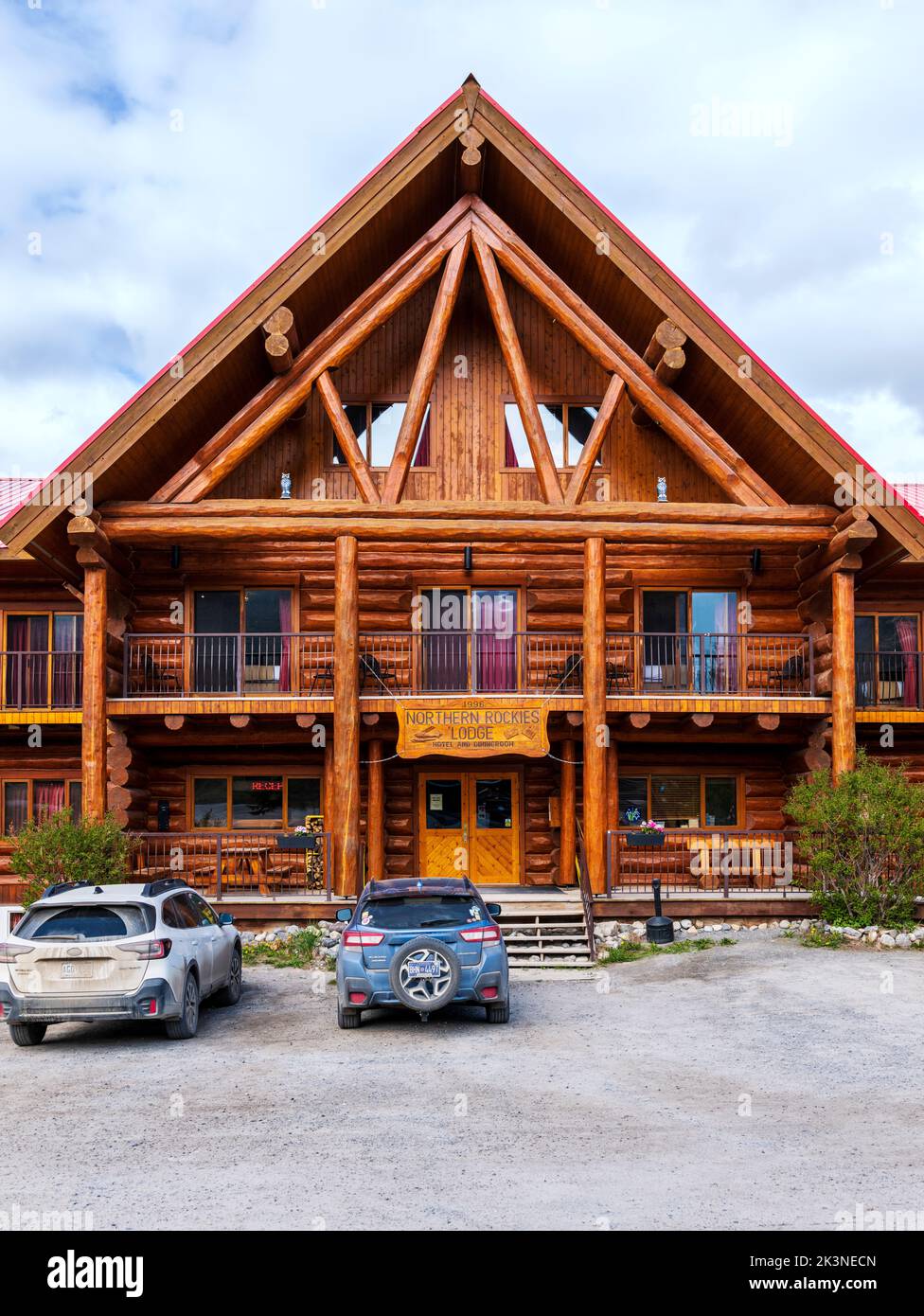 Vista esterna del Northern Rockies Mountain Lodge; lago Muncho; British Columbia; Canada Foto Stock