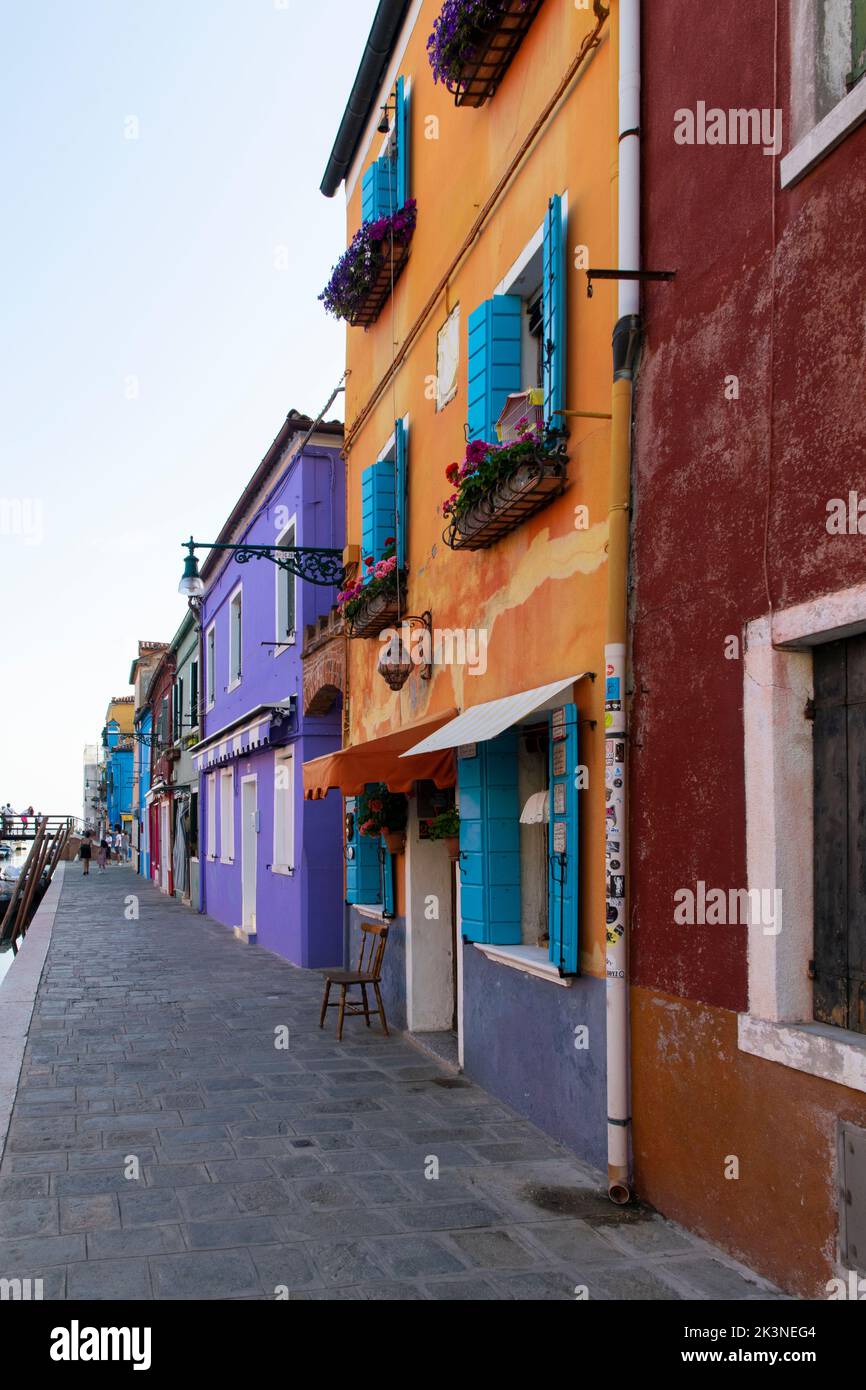 Case dai colori vivaci nell'isola di Burano, Venezia Foto Stock