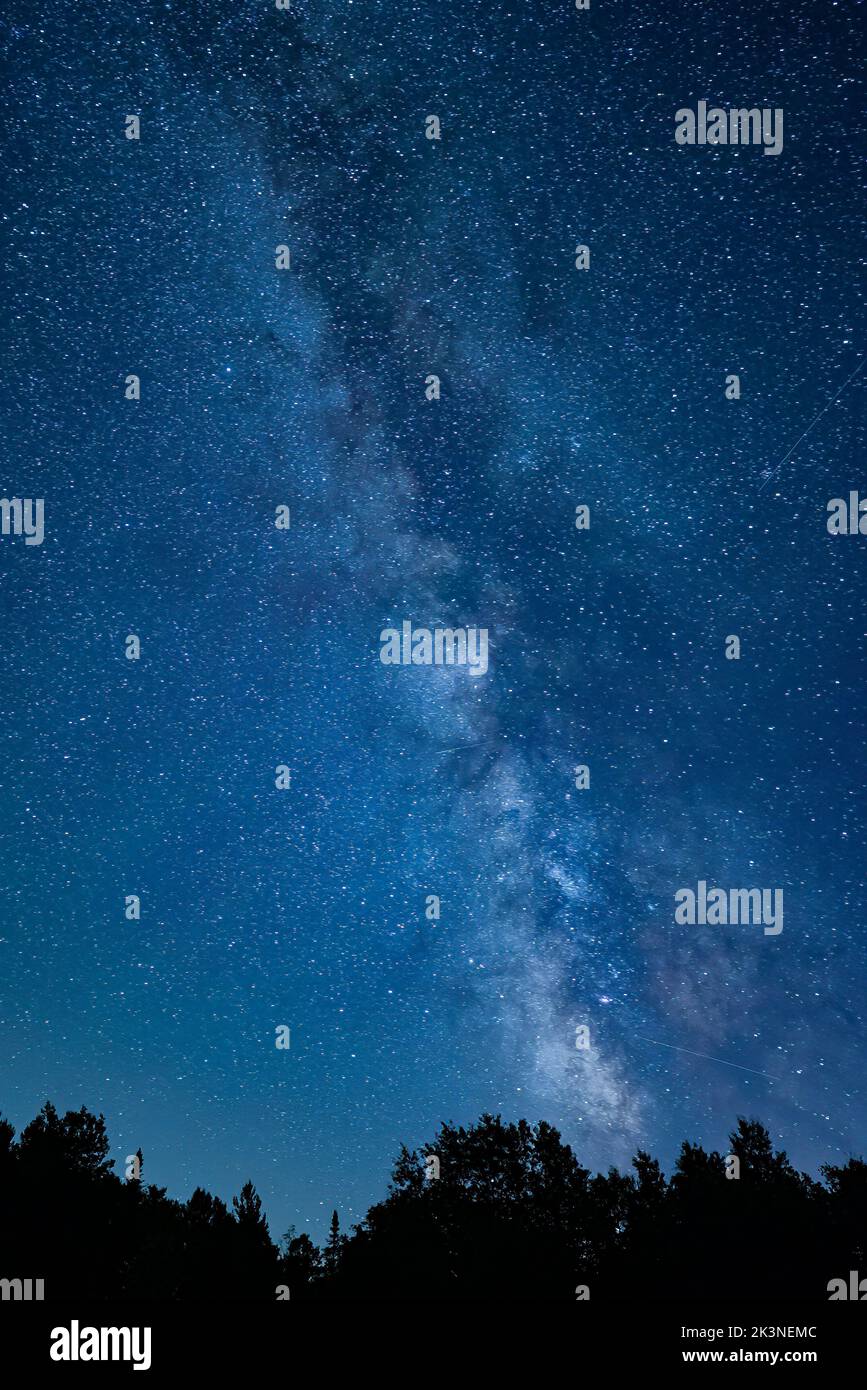 Una vista verticale della Via Lattea dalle Montagne Adirondack, NY, in una notte d'autunno limpida Foto Stock