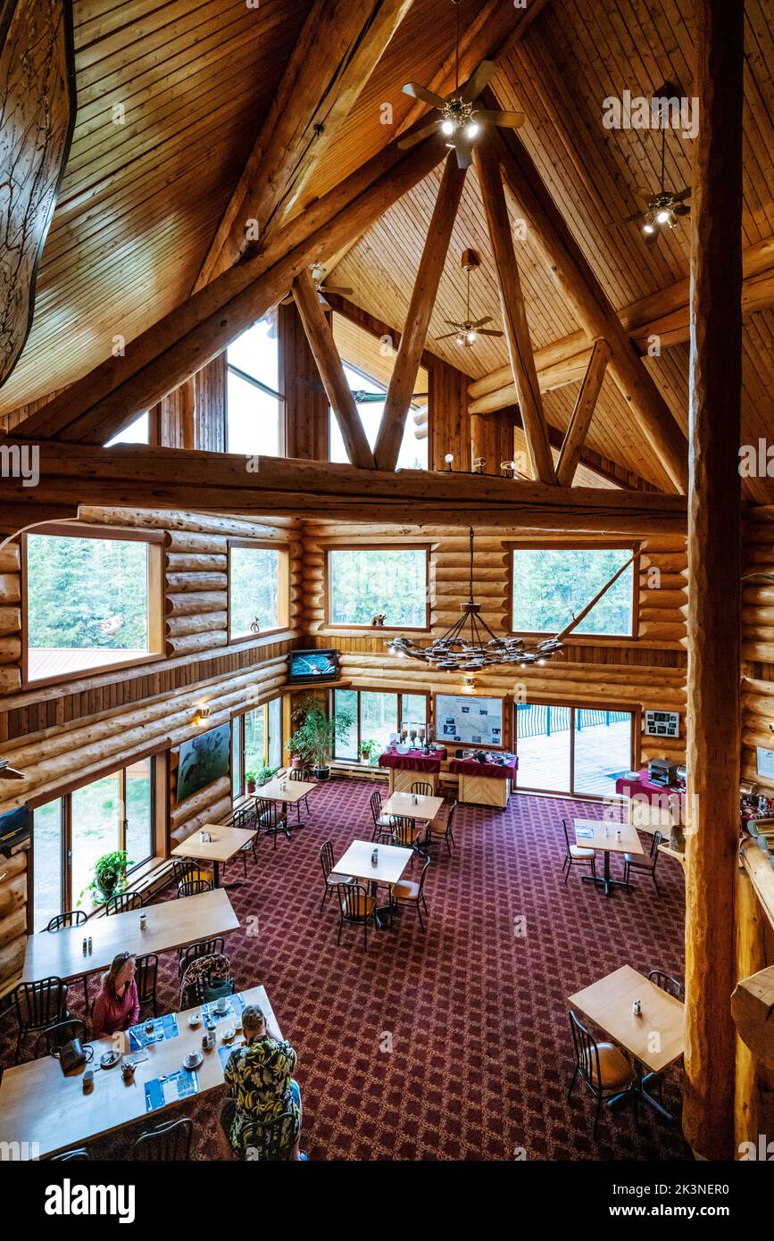Vista interna della sala da pranzo; Northern Rockies Mountain Lodge; Muncho Lake; British Columbia; Canada Foto Stock