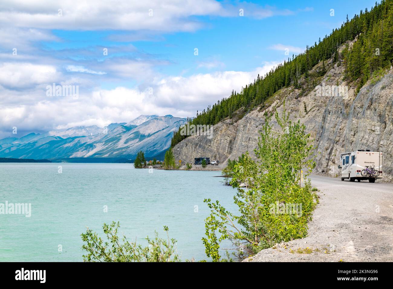 Il camper percorre l'autostrada dell'Alaska lungo il lago Muncho, circondato dalle Montagne Rocciose canadesi; dalla Columbia Britannica; dal Canada Foto Stock