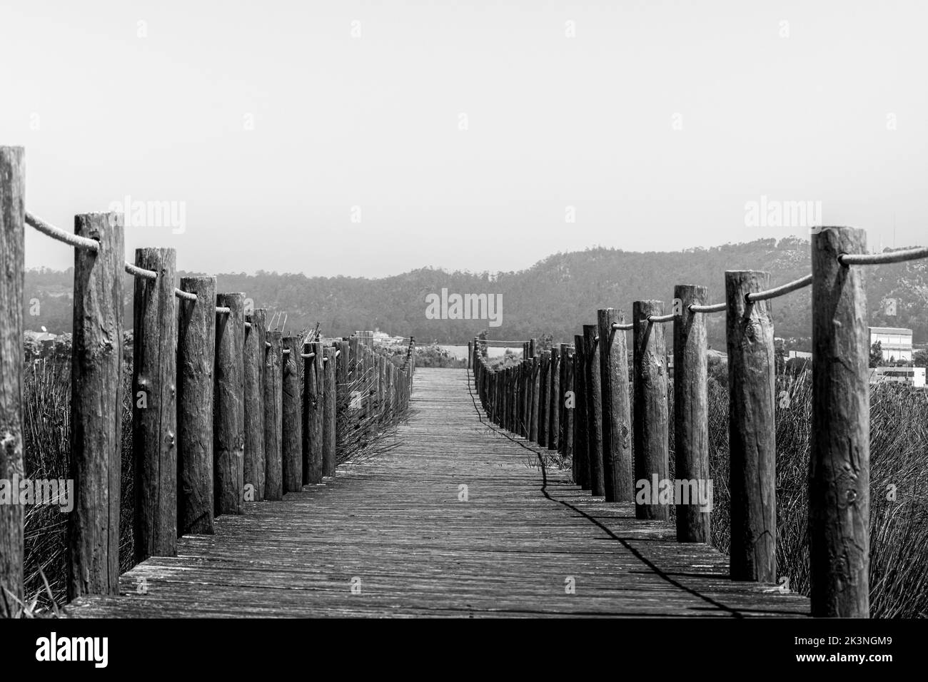 Design in legno, vista sul ponte pedonale della spiaggia. Luoghi tranquilli, salute mentale. Foto Stock