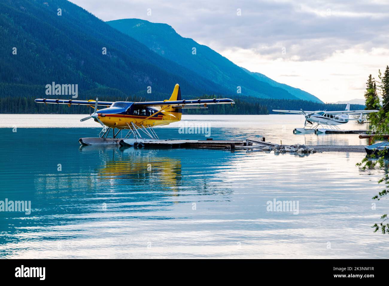 Float planes; Northern Rockies Mountain Lodge; Muncho Lake; circondato dalle Montagne Rocciose canadesi; British Columbia; Canada Foto Stock