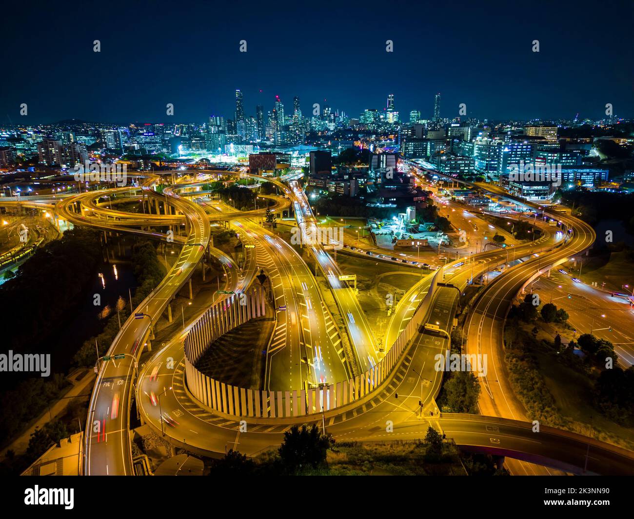 Vista aerea della città di Brisbane e del traffico autostradale in Australia di notte Foto Stock