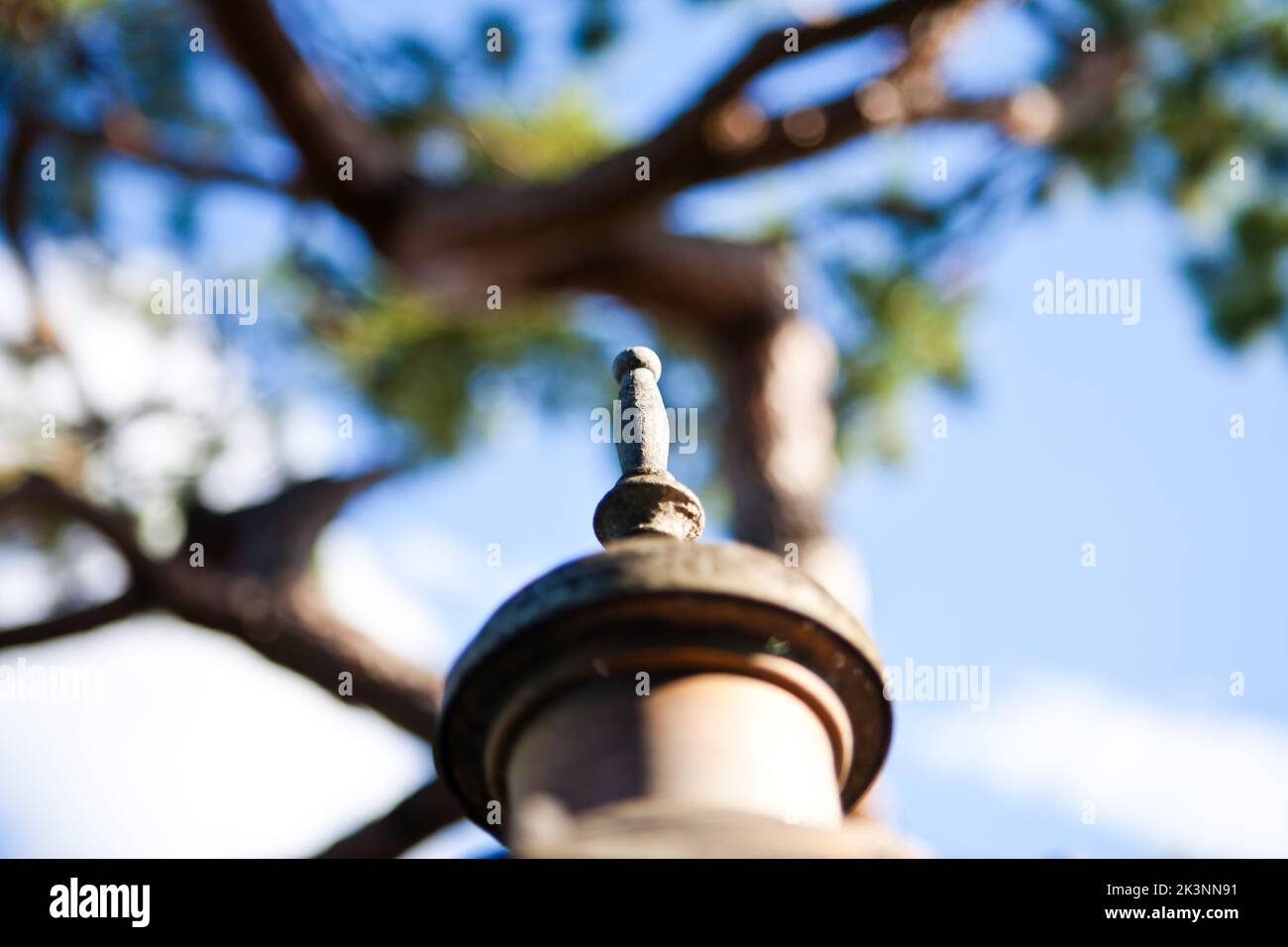 Il cappuccio della lampada a forma di torre si erge come se fosse un piercing al cielo. Foto Stock