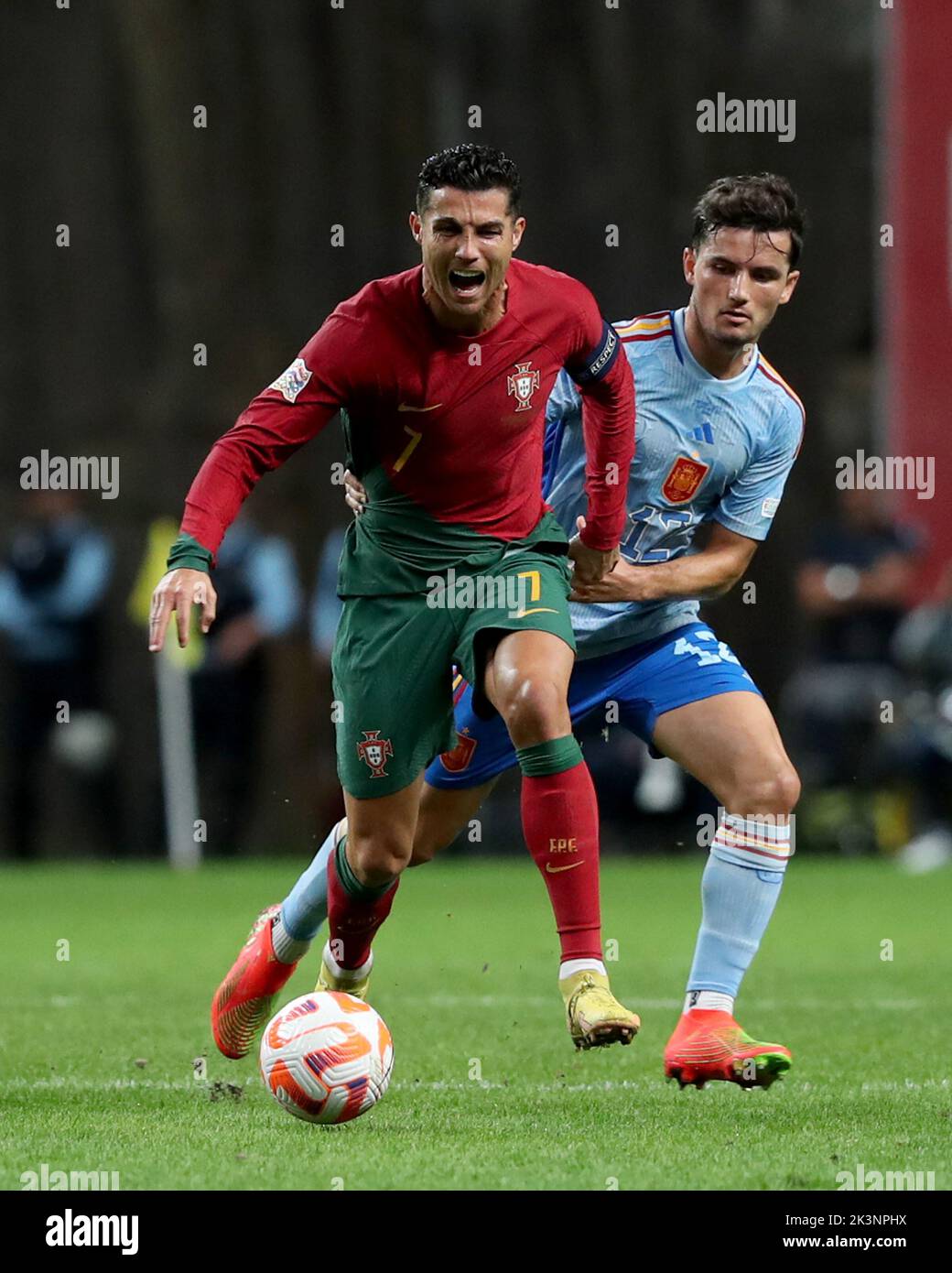 Lisbona, Portogallo. 27th Set, 2022. Cristiano Ronaldo (L) del Portogallo vies con Hugo Guillamon della Spagna durante la Lega Una partita di Gruppo 2 alla 2022 UEFA Nations League di Lisbona, Portogallo, 27 settembre 2022. Credit: Pedro Fiuza/Xinhua/Alamy Live News Foto Stock