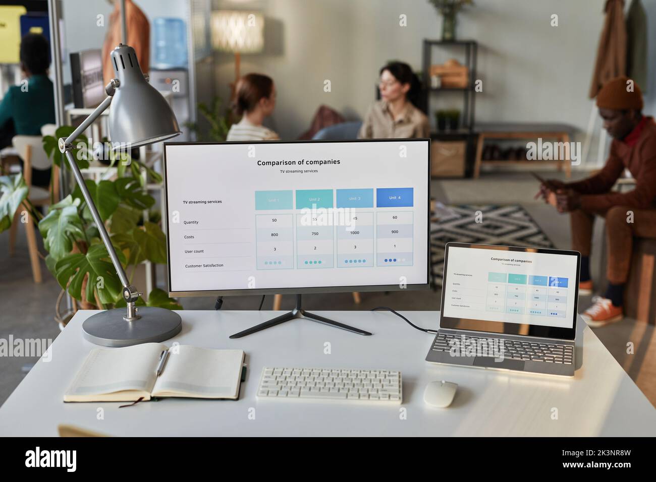 Immagine di sfondo degli schermi dei computer con i dati di marketing per i servizi TV sullo schermo, spazio copia Foto Stock