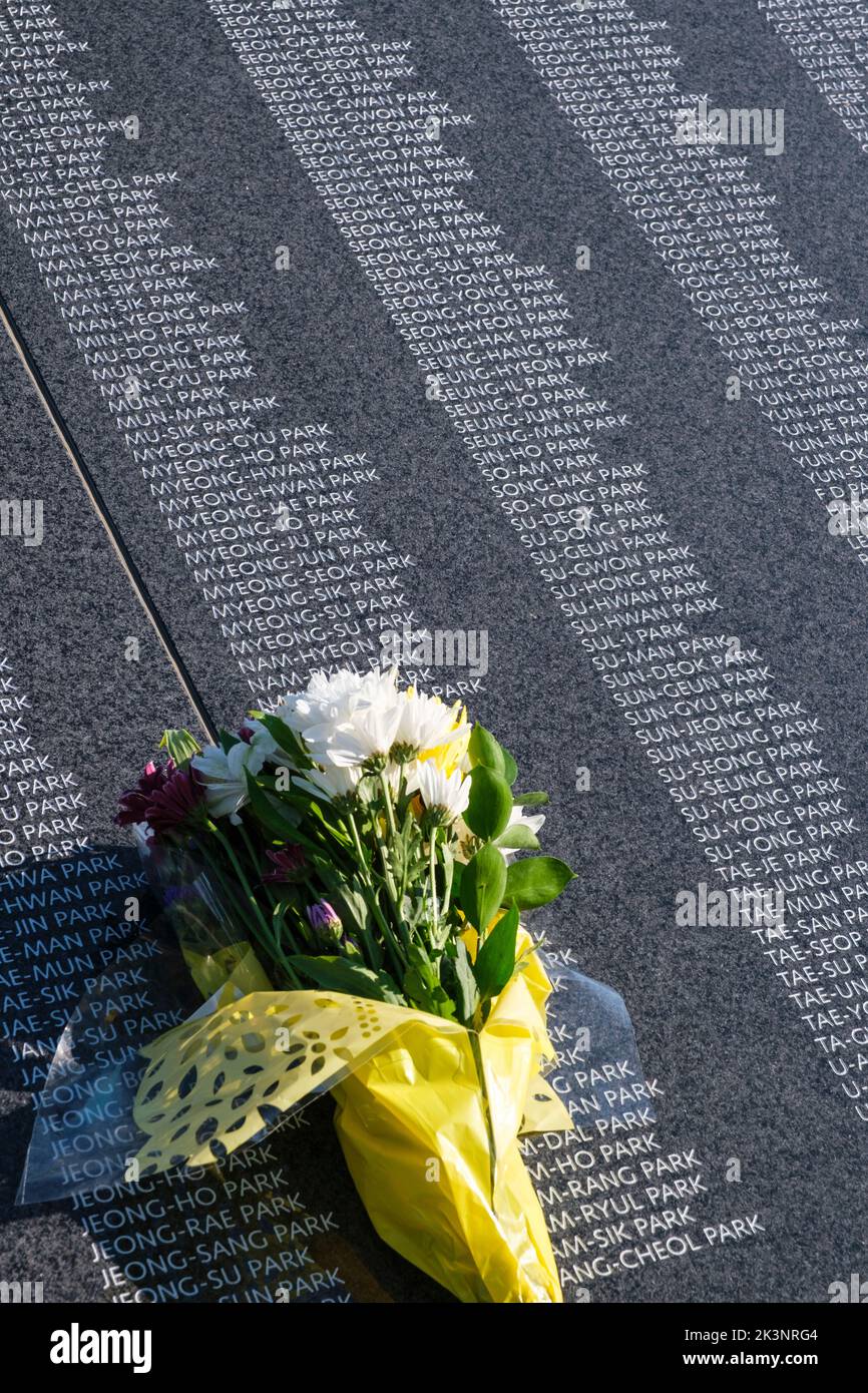 Korean War Veterans Memorial, Bouquet lasciato dalla famiglia coreana dai nomi di militari coreani che sono morti durante la guerra. Washington, DC, Stati Uniti. Foto Stock