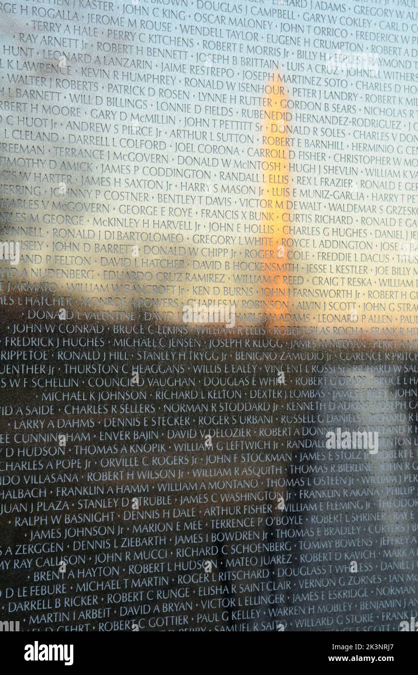 Il Washington Monument riflette nel Vietnam War Memorial sul National Mall di Washington DC al tramonto Foto Stock