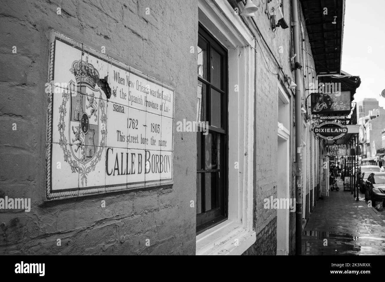 Il segno di storia di Bourbon Street in Bourbon Street, New Orleans, Louisiana, USA Foto Stock