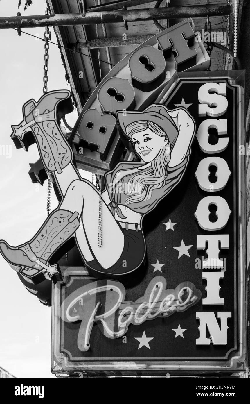 Insegna al neon davanti ai negozi nell'area di Bourbon Street di New Orleans, Louisiana, USA Foto Stock