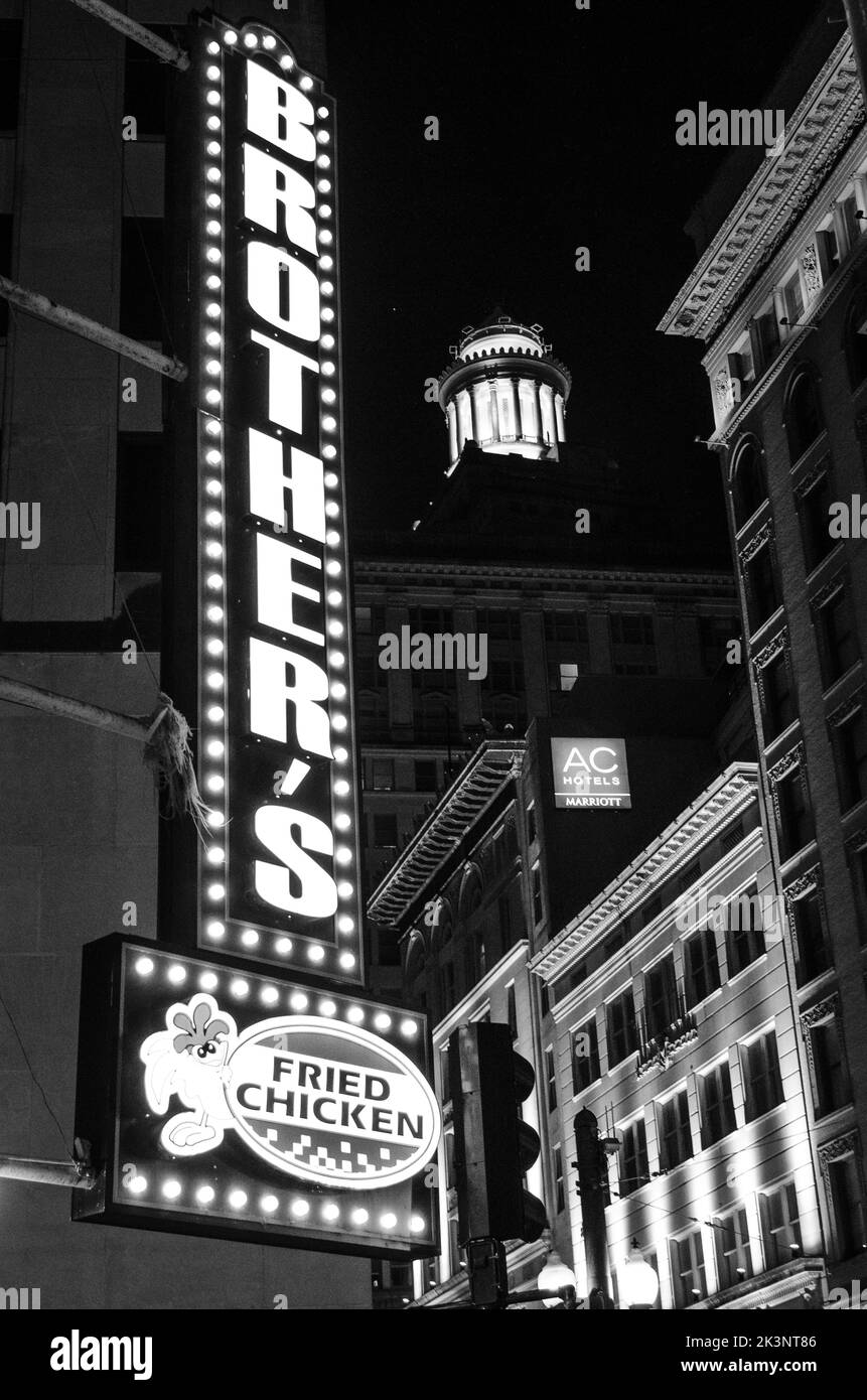 Insegna al neon davanti ai negozi nell'area di Bourbon Street di New Orleans, Louisiana, USA Foto Stock