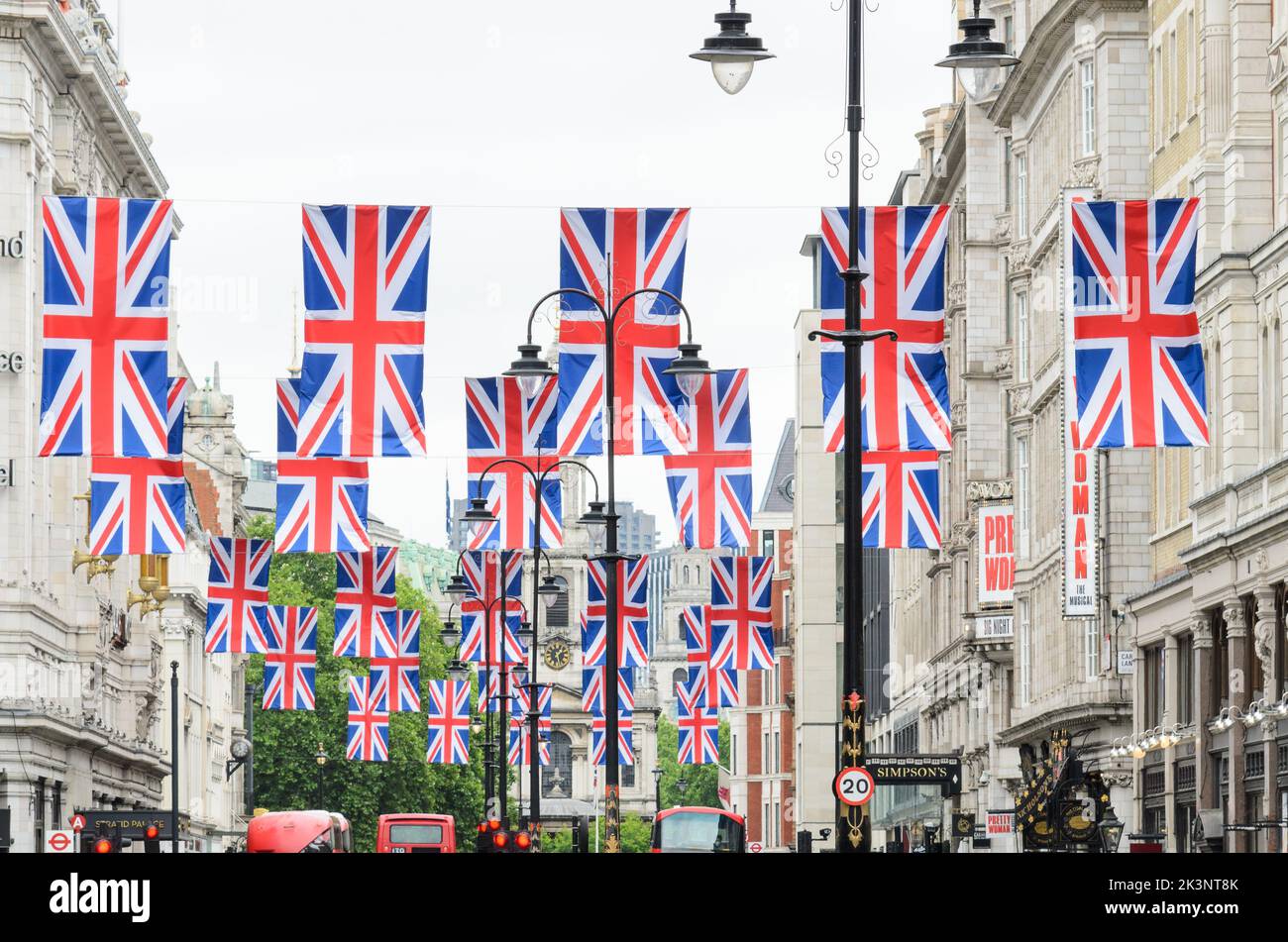 Lo Strand di Londra è stato abbarbicato nelle bandiere dell'Unione per le celebrazioni del Platinum Jubilee di sua Maestà la Regina Foto Stock