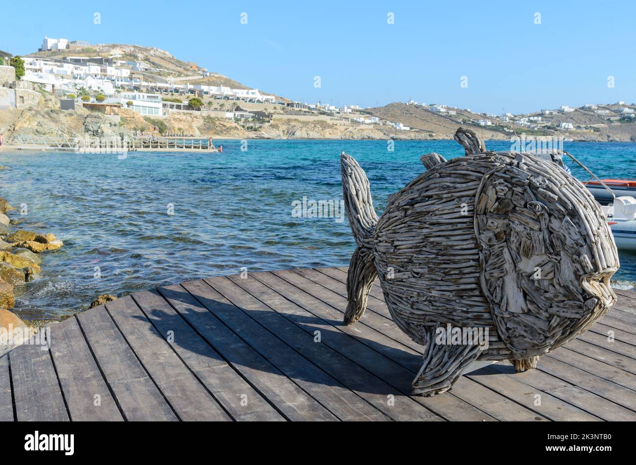 Una scultura di pesce su un molo fuori un ristorante a Mykonos, Grecia, Europa Foto Stock