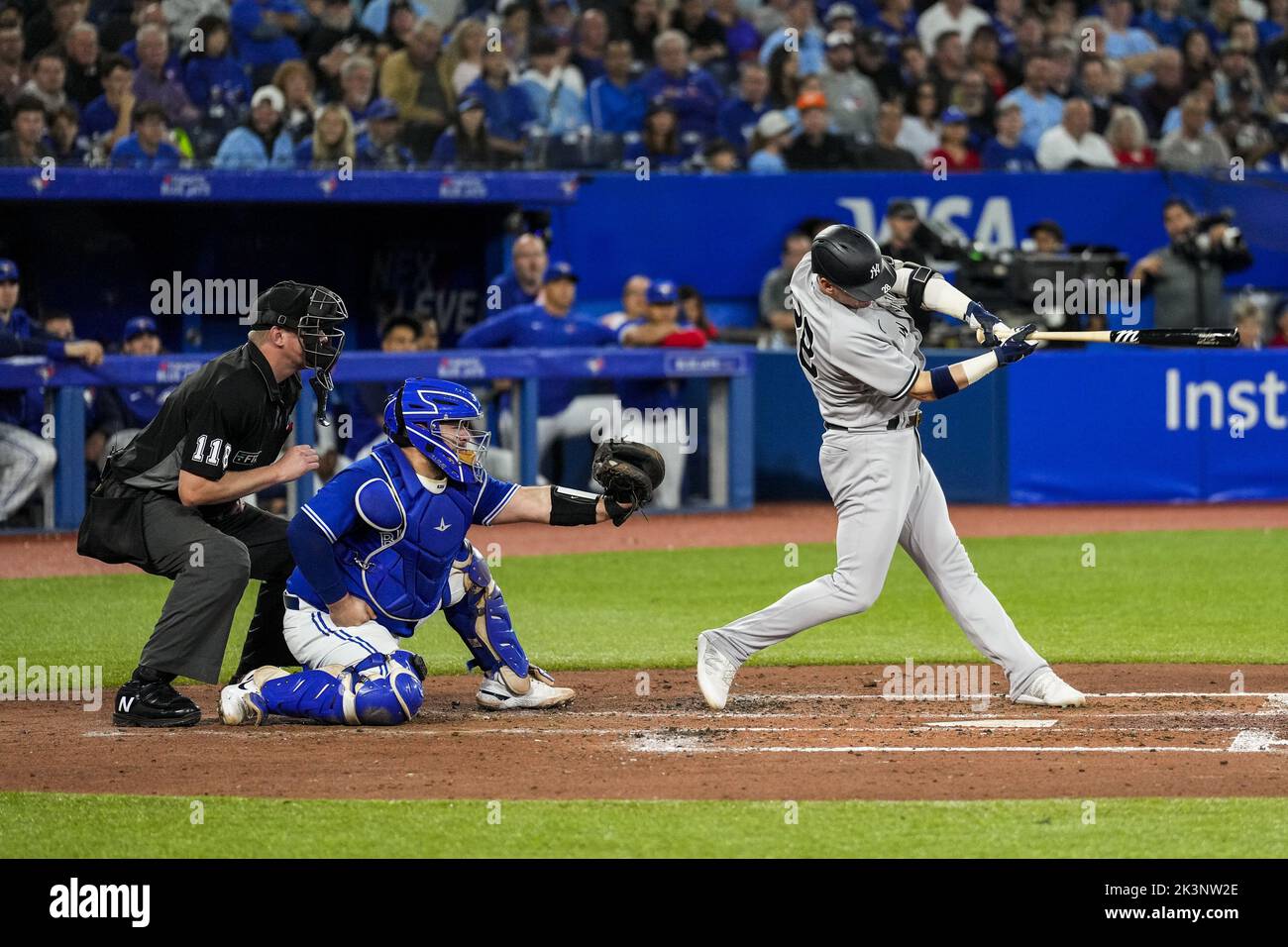 Toronto, Canada. 25th Set, 2022. New York Yankees terzo baseman Josh Donaldson colpisce nel terzo inning contro il Toronto Blue Jays al Rogers Centre a Toronto, Canada Martedì, 27 settembre 2022. Aaron Judge è una manche a casa lontano dal legare il record della lega americana e del randello di Yankees con 61 manches a casa regolato da Roger Maris. Foto di Andrew Lahodynskij/UPI Credit: UPI/Alamy Live News Foto Stock