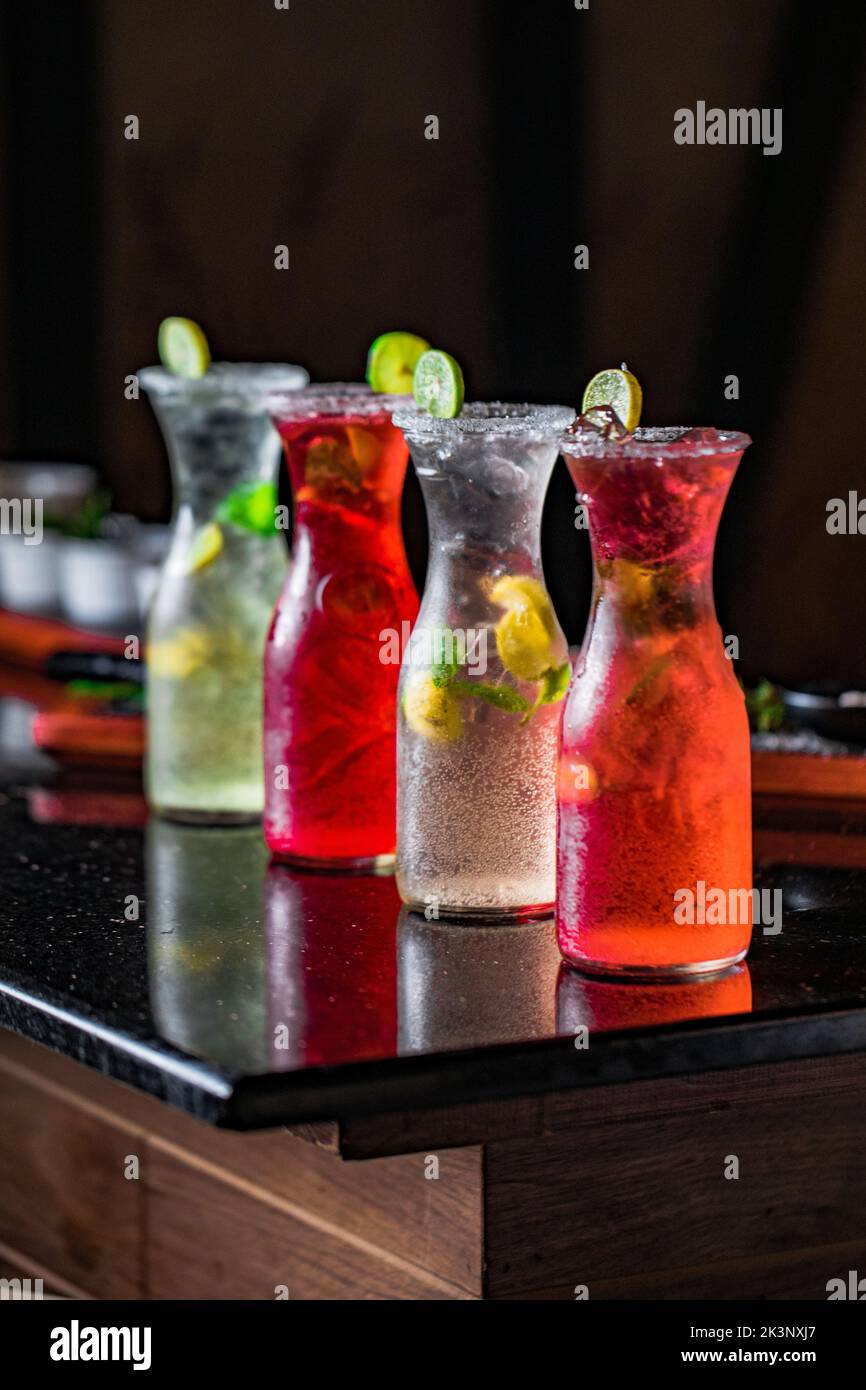 Un paio di mojito al limone e alla fragola su un bancone bar Foto Stock