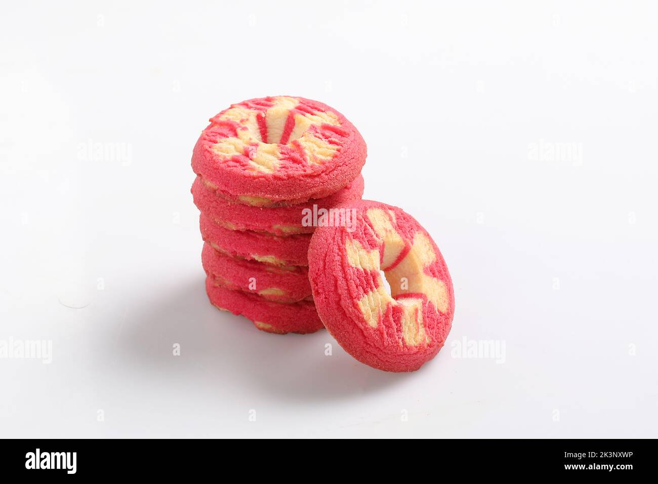 Biscotti isolati su sfondo bianco. Biscotti al burro, biscotti all'arancia e biscotti alla fragola Foto Stock