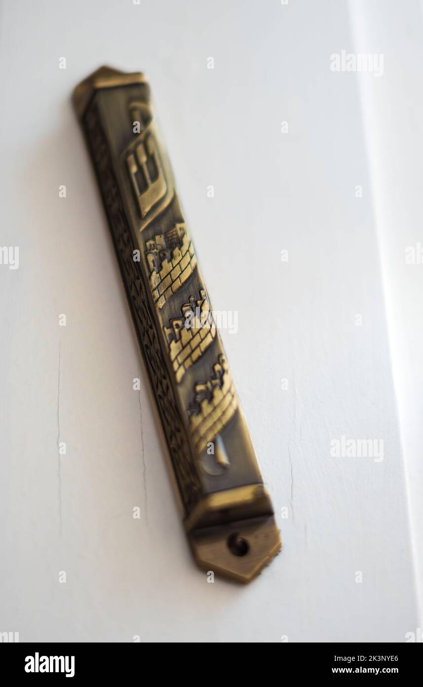 Mezuzah attaccato ad un portone. I Mezuzot sono posti sul portone come segno di fede e come adempimento del comandamento. Attributo religioso al Foto Stock