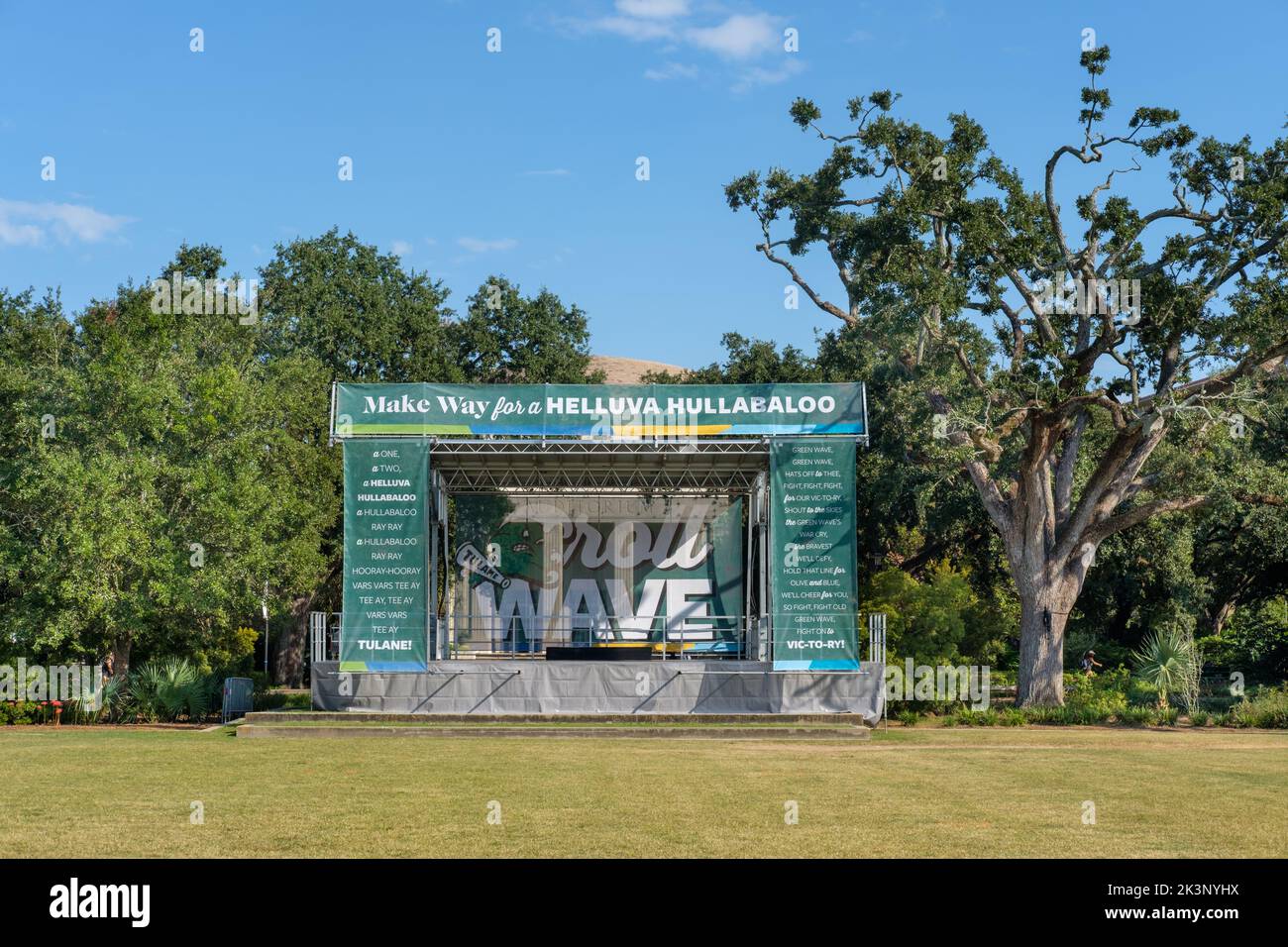 NEW ORLEANS, LA, USA - 23 SETTEMBRE 2022: Palcoscenico allestito per il peprally di calcio alla fine del LBC Quad nel campus della Tulane University Foto Stock