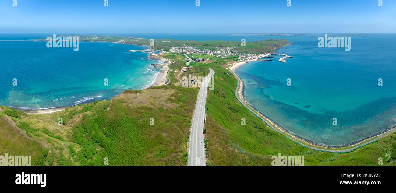 Veduta aerea della spiaggia e della cittadina di Xiyu, Penghu, Taiwan. Foto Stock