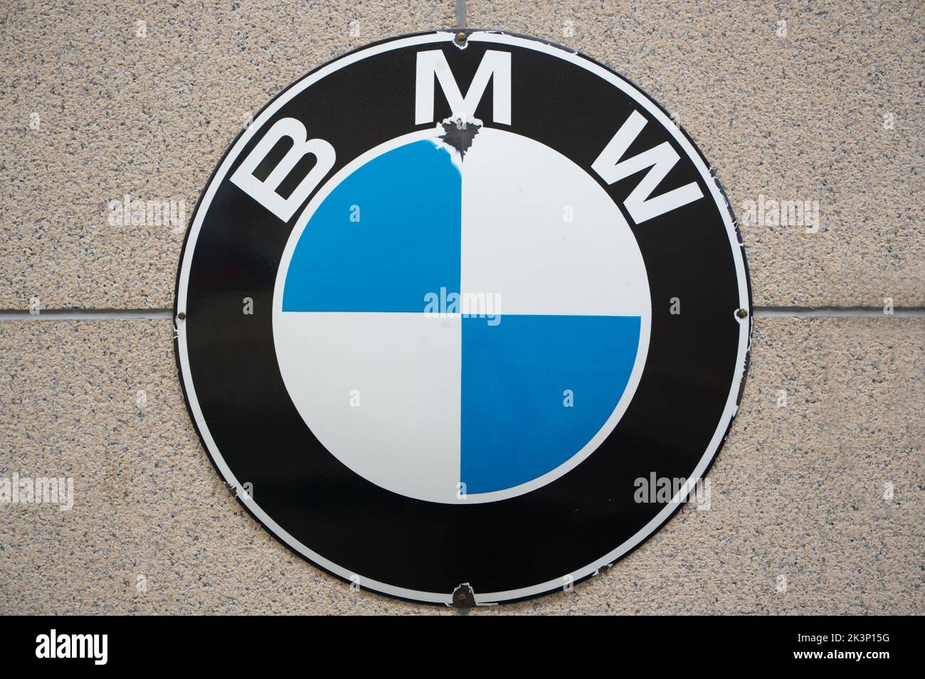 Placca di metallo BMW appesa a una parete Foto Stock